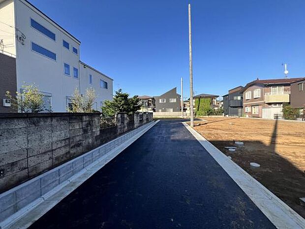 前面道路を含めた現地写真です。