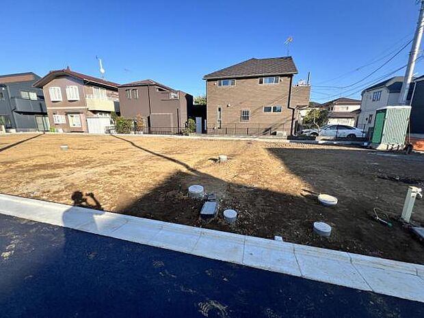 前面道路を含めた現地写真です。