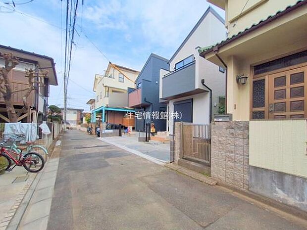 前面道路を含めた現地写真です。