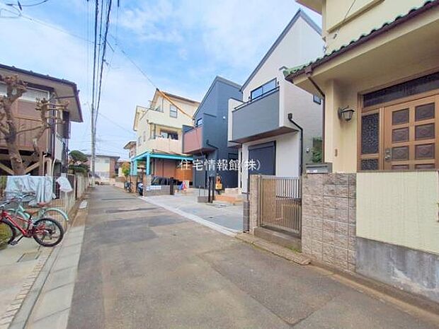 前面道路を含めた現地写真です。