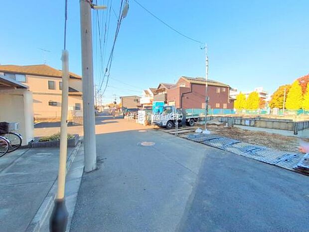 前面道路を含めた現地写真です。