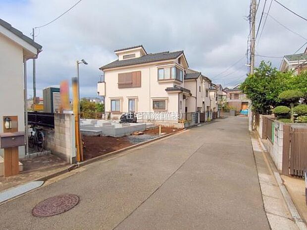 前面道路を含めた現地写真です。