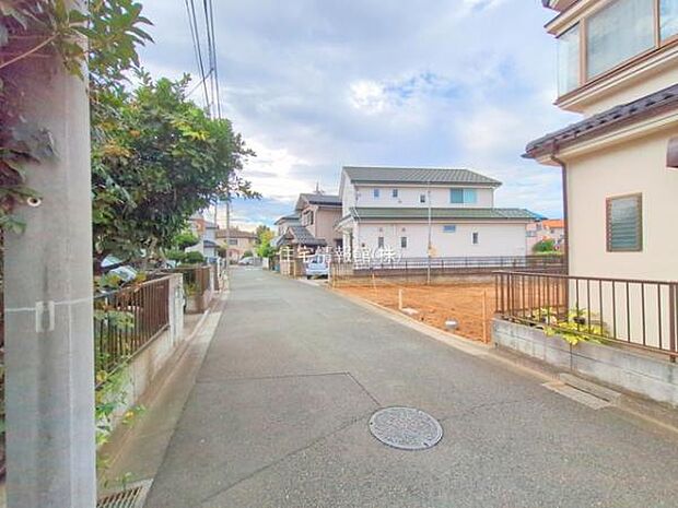 前面道路を含めた現地写真です。