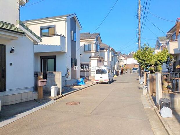 前面道路を含めた現地写真です。