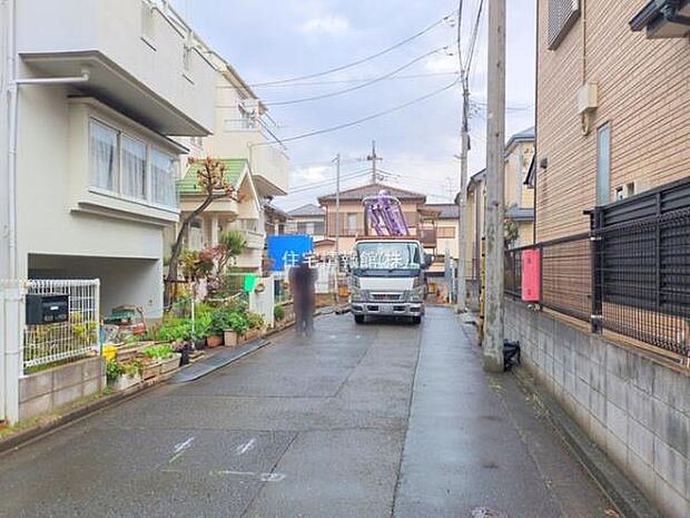 前面道路を含めた現地写真です。