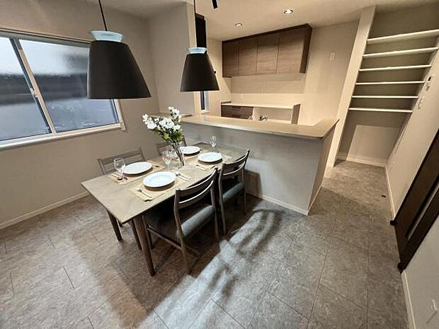 ご家族の温かい時間を演出するダイニングスペースです。