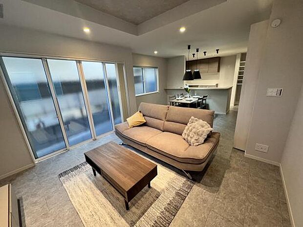 家族団らんの場所としてゆったりと居心地の良いリビングです。