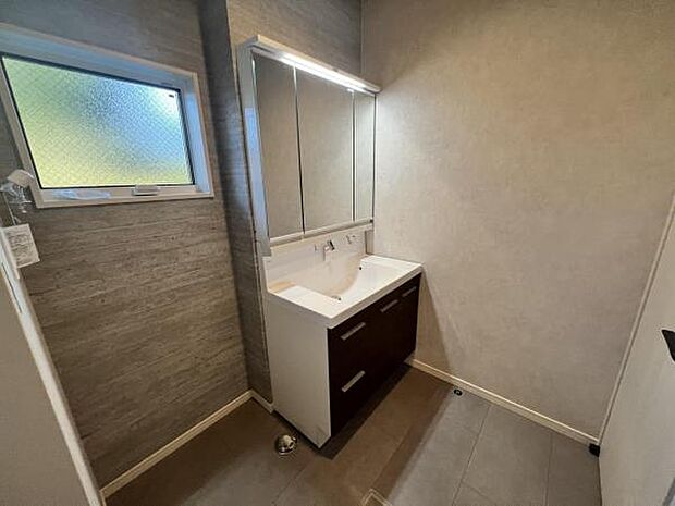 洗面化粧台です。朝の身支度から1日が始まります。