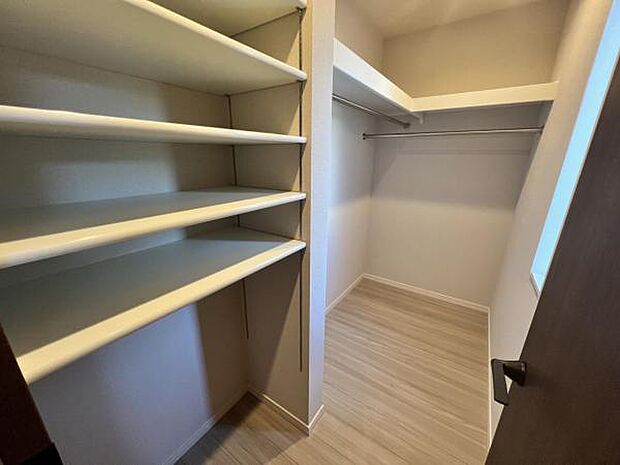 ウォークインクローゼットがあり収納スペースも豊富。季節物もスッキリ片付きそうです。