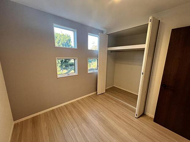 いつでもお部屋をスッキリお使い頂ける収納スペースを設置。