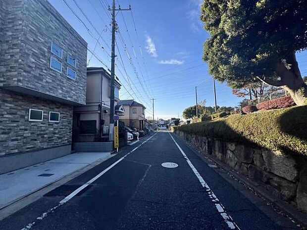前面道路を含めた現地写真です。