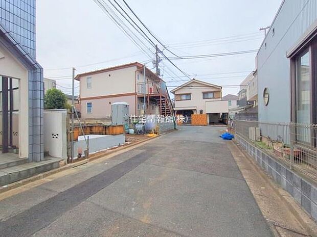 前面道路を含めた現地写真です。