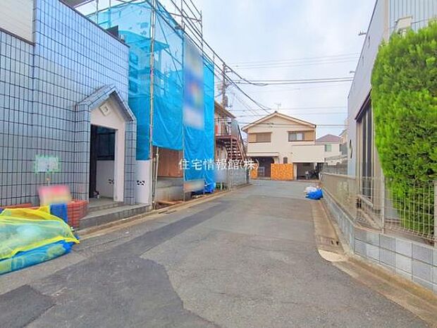 前面道路を含めた現地写真です。