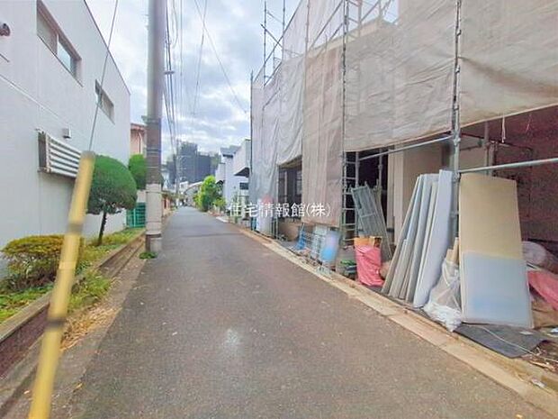 前面道路を含めた現地写真です。