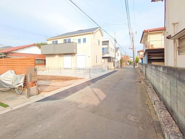前面道路を含めた現地写真です。