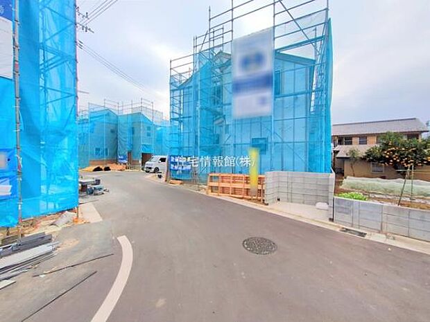 前面道路を含めた現地写真です。