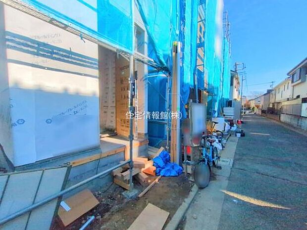 前面道路を含めた現地写真です。