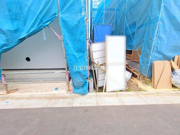 前面道路を含めた現地写真です。