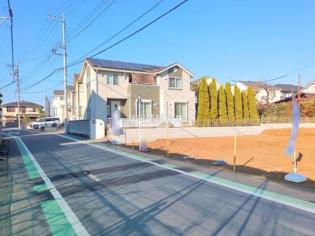 前面道路を含めた現地写真です。