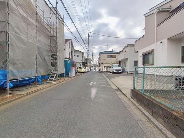 前面道路を含めた現地写真です。