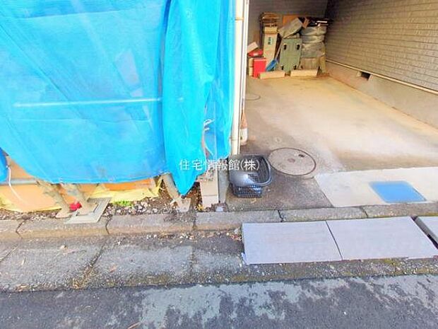 前面道路を含めた現地写真です。