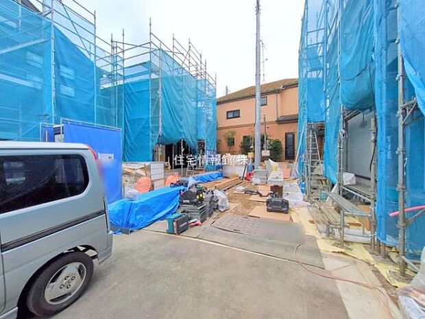 前面道路を含めた現地写真です。