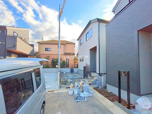 前面道路を含めた現地写真です。