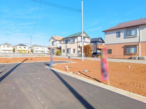 前面道路を含めた現地写真です。