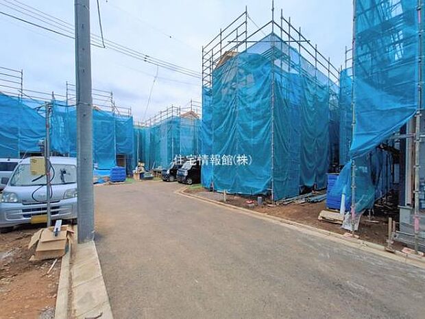 前面道路を含めた現地写真です。