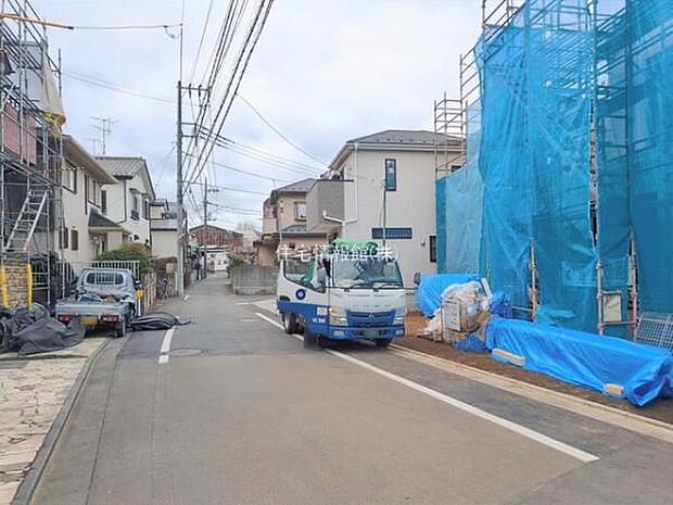 前面道路を含めた現地写真です。