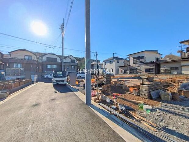 前面道路を含めた現地写真です。
