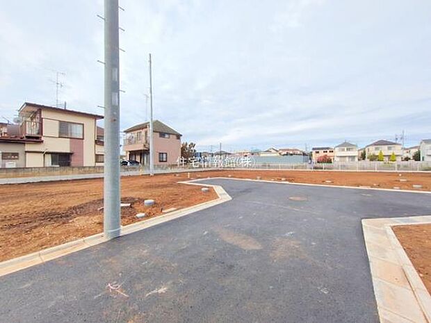 前面道路を含めた現地写真です。