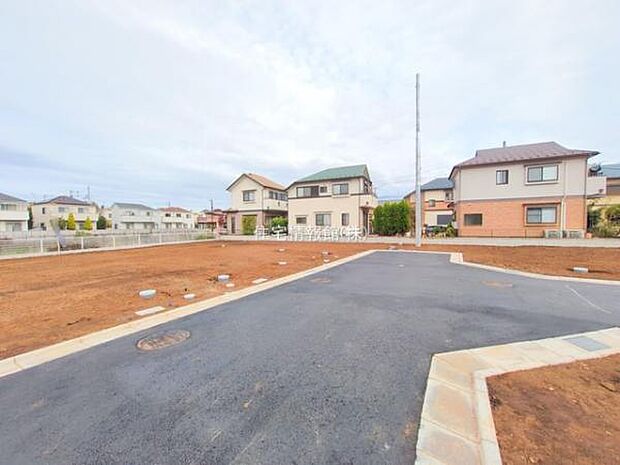 前面道路を含めた現地写真です。