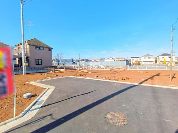 前面道路を含めた現地写真です。