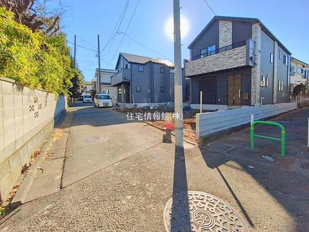 前面道路を含めた現地写真です。