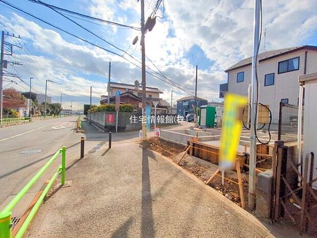 前面道路を含めた現地写真です。