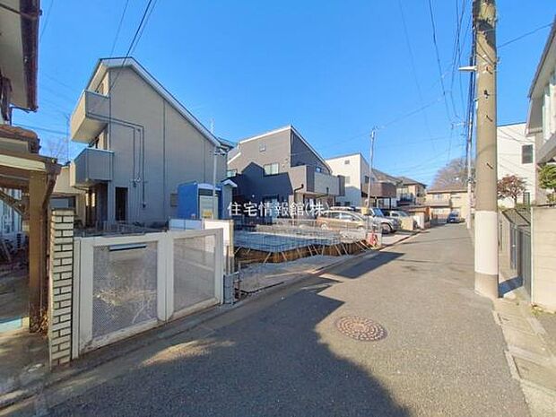 前面道路を含めた現地写真です。