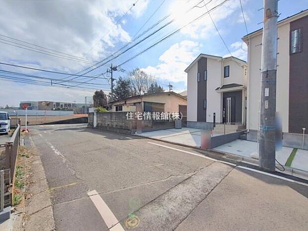 前面道路を含めた現地写真です。