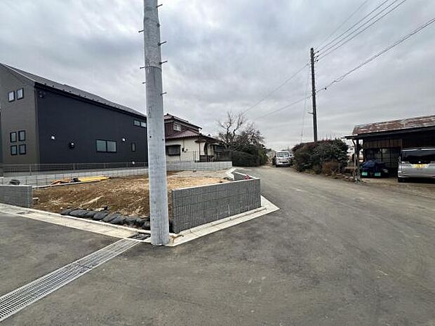 前面道路を含めた現地写真です。