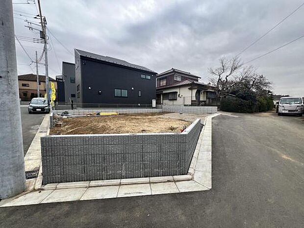 前面道路を含めた現地写真です。