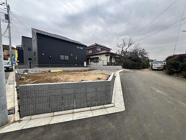 前面道路を含めた現地写真です。