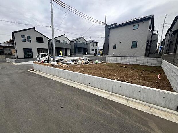 前面道路を含めた現地写真です。