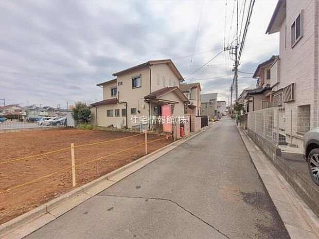 前面道路を含めた現地写真です。