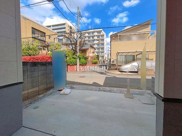 前面道路を含めた現地写真です。