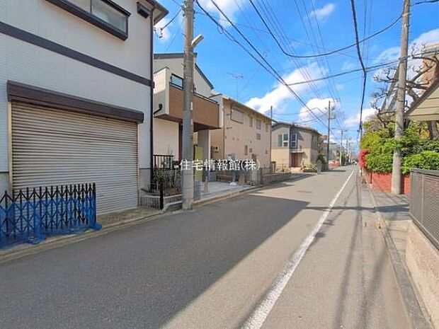 前面道路を含めた現地写真です。