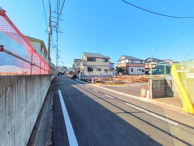 前面道路を含めた現地写真です。