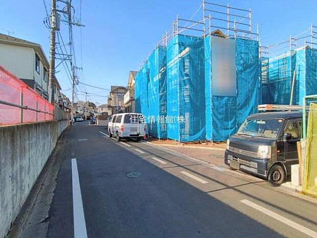 前面道路を含めた現地写真です。