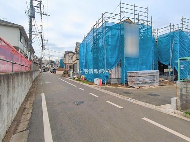 前面道路を含めた現地写真です。