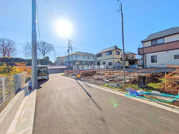 前面道路を含めた現地写真です。