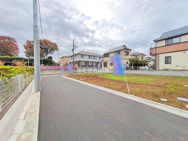 前面道路を含めた現地写真です。